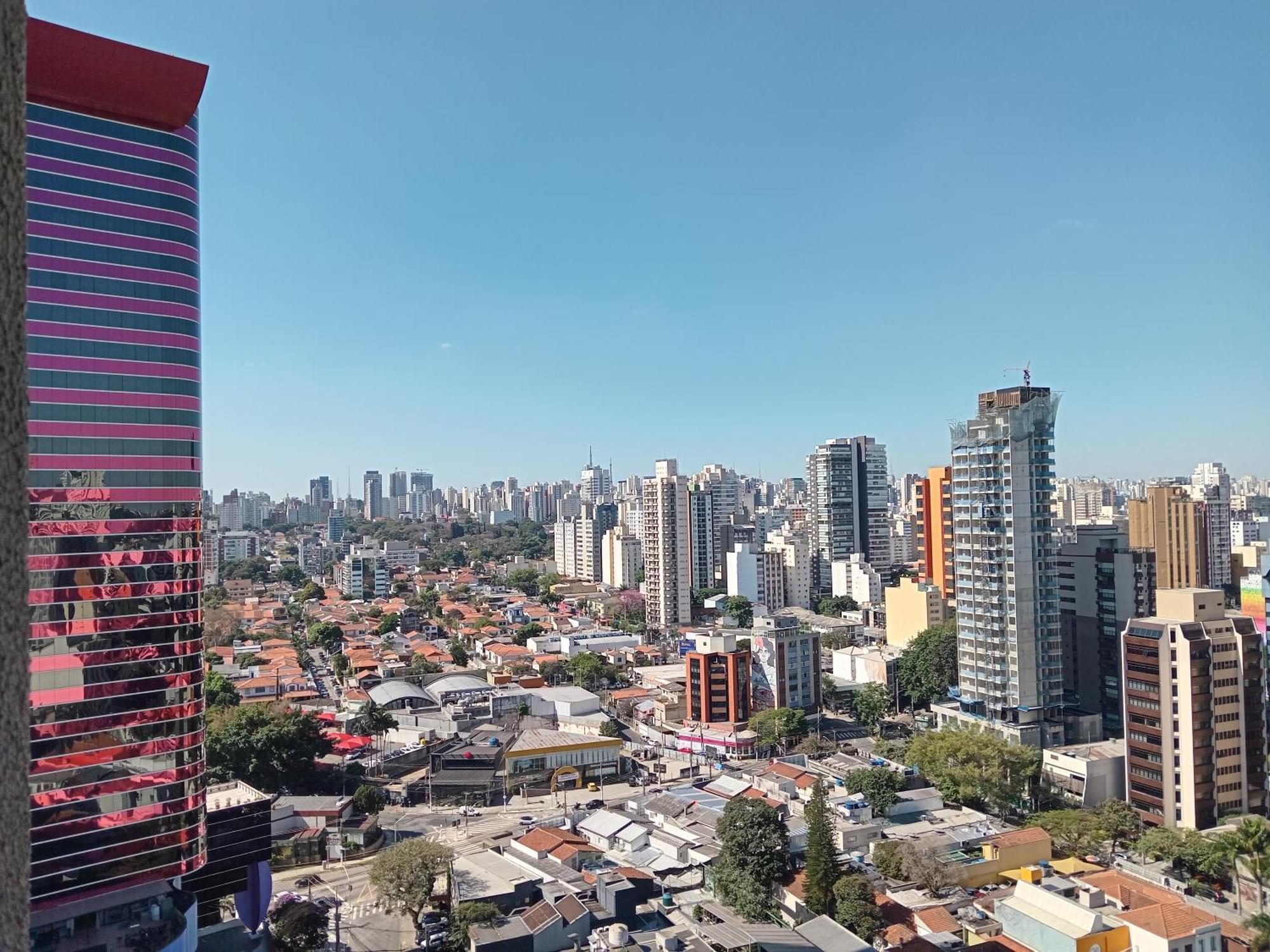 Pinheiros Faria Lima, Proximo Madalena *
